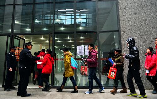 2月16日,天津南開大學(xué)考點(diǎn),考生進(jìn)入考場。新華社發(fā)(游思行 攝)