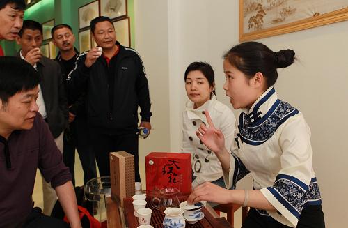 5月15日, “茶仙女”在向觀眾介紹武夷山大紅袍。新華社記者 任瓏 攝
