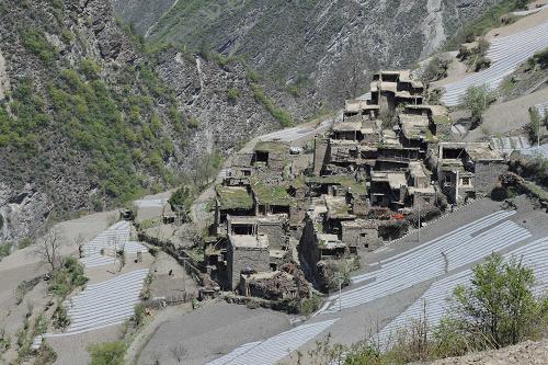 這是在地震中毀壞后被遺棄的老休溪村寨子(5月3日攝)。海拔2600多米的四川理縣蒲溪鄉(xiāng)休溪村,過去是當(dāng)?shù)芈吠咀钸h(yuǎn)、經(jīng)濟(jì)條件最差的羌族山寨。汶川地震后,在黨和政府的關(guān)懷下,重建的休溪村發(fā)生了巨大變化。昔日的山寨在地震中被毀后,政府另?yè)裥轮沸藿巳碌纳秸?。新山寨不僅珍重羌族文化,具有濃郁的羌族特色,而且村民生活更加現(xiàn)代、整潔、方便和環(huán)保。通往山寨修建了新公路,寨子里的道路也全部硬化,并設(shè)置了路燈,家家戶戶用上自來水和太陽(yáng)能熱水器……當(dāng)?shù)卣疄槭剐菹灞M快富裕起來,幫助村民調(diào)整產(chǎn)業(yè)結(jié)構(gòu),引進(jìn)甜玉米等農(nóng)作物,同時(shí)還考慮將重建與發(fā)展旅游結(jié)合起來,現(xiàn)在村民們的收入都也有了較大的提高。新華社記者 陳燮 攝