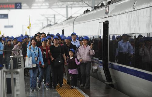 5月15日,在成灌快鐵青城山站,來自重慶的游客走下旅游專列。當(dāng)日,首批600名游客乘坐重慶直達(dá)青城山的都江堰快鐵旅游專列,來到青城山旅游。這是成灌快鐵正式運(yùn)營以來開通的首列旅游專列。據(jù)悉,成灌快鐵還將陸續(xù)與其它鐵路線路對(duì)接,開通旅游專列。新華社記者 江宏景 攝