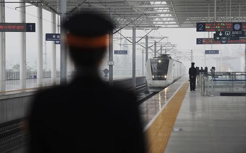5月15日,從重慶出發(fā)的旅游專列到達(dá)成灌快鐵青城山站。新華社記者 江宏景 攝
