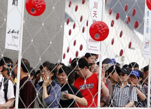5月15日,游客在排隊(duì)等待參觀瑞士館。新華社記者 徐家軍 攝