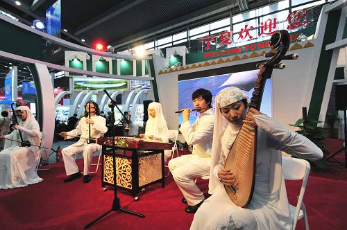 5月15日,寧夏回族自治區(qū)參展單位工作人員在文博會上演奏傳統(tǒng)樂器。新華社記者 陳曄華 攝
