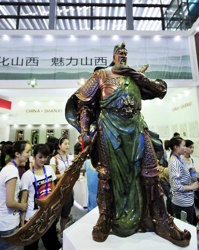 5月15日,參觀者在參觀山西展區(qū)的關(guān)公銅像。新華社記者 陳曄華 攝