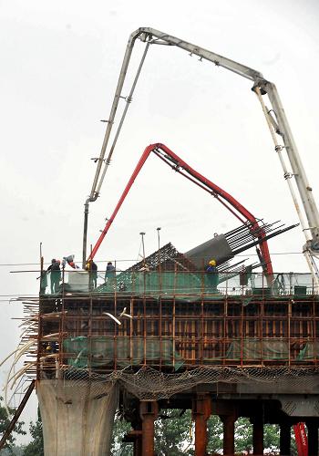 6月3日,石武高鐵(河南段)鶴壁市境內(nèi)的一處工地上正在進行澆筑施工。新華社記者 王頌 攝