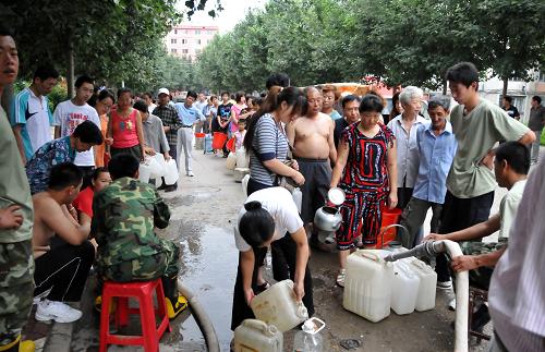 8月4日,臨江市市民正在排隊接水,消防部門用消防車運(yùn)水解決飲用水困難。受7月31日降雨影響,吉林省臨江市的2條供水管線在當(dāng)天下午被沖斷,造成臨江市全城6.4萬名居民供水中斷,經(jīng)過工作人員三天兩宿的全力搶修,目前供水已經(jīng)基本恢復(fù),但水質(zhì)尚未達(dá)到飲用標(biāo)準(zhǔn),尚需1-3天才能正常飲用。臨江市組織5臺消防車,全天24小時免費(fèi)定點(diǎn)供應(yīng)飲用水,全力解決市民飲用水緊張問題。新華社記者 齊海山 攝