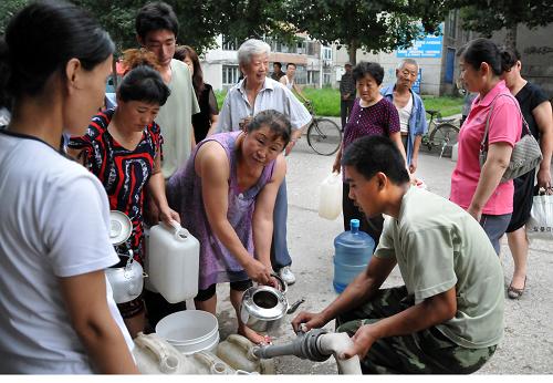8月4日,臨江市市民正在排隊接水,消防部門用消防車運(yùn)水解決飲用水困難。受7月31日降雨影響,吉林省臨江市的2條供水管線在當(dāng)天下午被沖斷,造成臨江市全城6.4萬名居民供水中斷,經(jīng)過工作人員三天兩宿的全力搶修,目前供水已經(jīng)基本恢復(fù),但水質(zhì)尚未達(dá)到飲用標(biāo)準(zhǔn),尚需1-3天才能正常飲用。臨江市組織5臺消防車,全天24小時免費(fèi)定點(diǎn)供應(yīng)飲用水,全力解決市民飲用水緊張問題。新華社記者 齊海山 攝