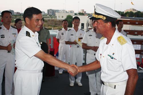 8月4日,在意大利的塔蘭托,中國(guó)海軍護(hù)航編隊(duì)指揮員張文旦少將(前左)在軍艦上迎接前來(lái)出席甲板答謝招待會(huì)的意大利嘉賓。新華社發(fā)(張鵬 攝)