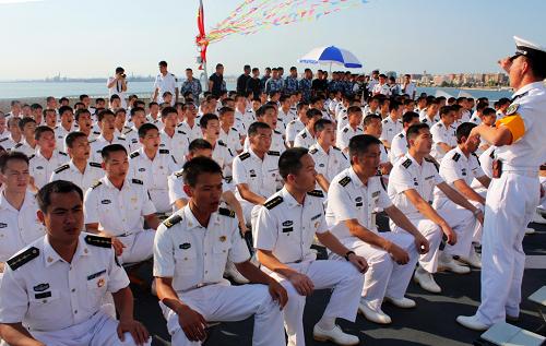 8月4日,在意大利的塔蘭托,中國(guó)海軍護(hù)航編隊(duì)官兵在與旅意留學(xué)生、華人華僑代表的聯(lián)歡會(huì)上唱軍歌。新華社發(fā)(張鵬 攝)