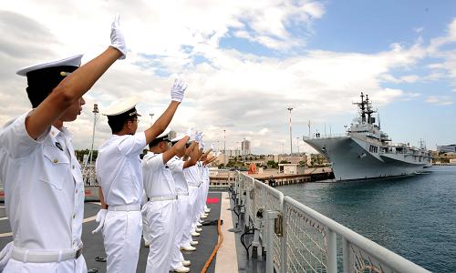 8月6日,海軍第五批護航編隊結(jié)束對意大利的訪問,離開塔蘭托港。由中國海軍第五批護航編隊“廣州”艦、“巢湖”艦組成的艦艇出訪編隊,當(dāng)?shù)貢r間6日15時(北京時間21時)結(jié)束對意大利的友好訪問,從塔蘭托港解纜起航,踏上訪問希臘的新航程。訪意期間,出訪編隊官兵先后參觀了意大利海軍訓(xùn)練中心、“加里波第”號航母等,并與意海軍舉行了足球友誼賽。意大利海軍官兵代表和中國駐意大利大使館工作人員及華人華僑、留學(xué)生代表等分別參觀了“廣州”艦、“巢湖”艦。護航編隊還舉辦了甲板招待會、聯(lián)歡晚會等一系列軍事及文化交流活動。新華社發(fā)(江山 攝)