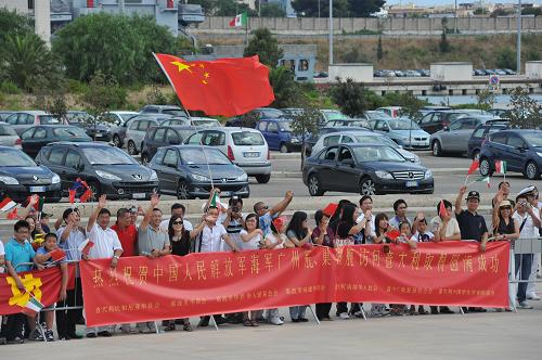 8月6日,當(dāng)?shù)厝A人華僑聚集在意大利塔蘭托港,為結(jié)束對意訪問的中國海軍第五批護航編隊送行。新華社發(fā)(江山 攝)