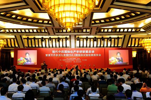 這是8月7日拍攝的現(xiàn)代中藥國(guó)際化產(chǎn)學(xué)研聯(lián)盟啟動(dòng)暨復(fù)方丹參滴丸美國(guó)FDA二期臨床試驗(yàn)結(jié)果報(bào)告會(huì)現(xiàn)場(chǎng)。新華社記者 劉海峰 攝