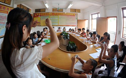 這是大學(xué)生志愿者在訓(xùn)練提高農(nóng)民工子女自己動(dòng)手制作玩具的能力(8月6日攝)。暑假期間,廣西欽州市的大學(xué)生志愿者和心理咨詢(xún)師走進(jìn)社區(qū)開(kāi)展“農(nóng)民工子女遠(yuǎn)程教育小屋”輔導(dǎo)活動(dòng),免費(fèi)為孩子們舉辦書(shū)法、繪畫(huà)、寫(xiě)作、曲藝、舞蹈等各類(lèi)培訓(xùn)班,豐富了他們的暑期生活。新華社記者 張愛(ài)林 攝