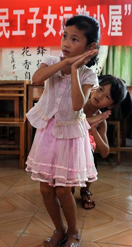 這是兩名農(nóng)民工子女在學(xué)習(xí)舞蹈(8月6日攝)。新華社記者 張愛(ài)林 攝