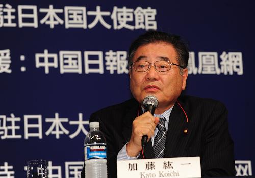 8月30日,在日本東京舉行的第六屆北京—東京論壇上,日中友好協(xié)會(huì)會(huì)長加藤紘一講話。新華社記者 季春鵬 攝