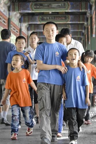 8月30日,來自舟曲的尚海旺(中)、李龍飛(右)、高文燕在頤和園觀景長(zhǎng)廊內(nèi)穿行。當(dāng)日,來自舟曲的12名兒童在北京頤和園和圓明園觀光游覽。13歲的男孩尚海旺告訴記者,“我喜歡頤和園,尤其是萬壽山,爬上山頂,俯瞰湖面的景色美極了。”如今,“登長(zhǎng)城,當(dāng)好漢”已經(jīng)成了小海旺來北京的最大愿望。年僅8歲的小女孩高文燕則對(duì)圓明園中的荷花更感興趣,不停地央求水手把船開得離荷花更近一些。對(duì)于此次北京之行,孩子們都表示,雖然玩得很累,但是很快樂。新華社發(fā)(張宇 攝)