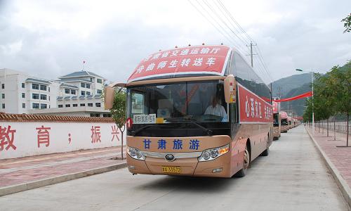 8月30日,第三批運送舟曲異地開學(xué)師生的客車在行駛途中。當日,26輛大巴載著1121名舟曲師生到達蘭州,標志著舟曲異地開學(xué)師生轉(zhuǎn)運工作順利完成。據(jù)介紹,轉(zhuǎn)運的三批次異地開學(xué)師生共計3067名,交通部門動用了81輛大巴車,千余名工作人員和志愿者投入到了轉(zhuǎn)運工作中。9月1日,師生們將在蘭州和定西的4所學(xué)校開始新學(xué)期。新華社發(fā)(劉輝 攝)