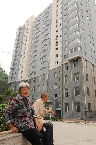 8月31日,在石家莊市廉租住房珍集小區(qū),兩位老人在小區(qū)花園閑坐。目前,2010年石家莊在市區(qū)集中建設和配建的6700多套廉租住房已全部開工建設,建設項目共30萬平方米,總投資10億元,戶均設計面積為50平方米。2008年以來,石家莊市通過集中建設、分散配建、定量代建、園區(qū)統(tǒng)建、單位批零收購、社會租賃、發(fā)放住房補貼等多種保障形式,使該市2.4萬戶低收入住房困難家庭實現了應保盡保。新華社記者 鞏志宏 攝