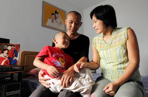 8月31日,在石家莊市廉租住房珍集小區(qū),白娟(右一)和愛人孩子在新房中,她住這套房子每個月只需20.8元的租金。新華社記者 鞏志宏 攝
