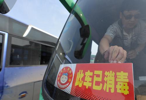 經(jīng)過消毒并獲得“消毒牌照”的客運(yùn)汽車才能獲準(zhǔn)離開汽車站(8月31日攝)。新華社記者 劉軍喜 攝