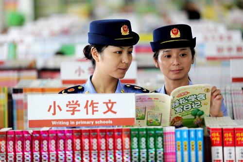 8月30日,淮北市工商局執(zhí)法人員在轄區(qū)一家經(jīng)營文具用品的商店檢查。開學之際,安徽省淮北市工商局執(zhí)法人員依據(jù)國家頒布的《學生用品的安全通用要求》和相關規(guī)定,對轄區(qū)經(jīng)營學生用品的市場和學生教材書店進行專項檢查。重點查處打擊銷售 “三無”、假冒偽劣商品和盜版教輔材料行為。為廣大中小學生營造安全的消費環(huán)境。新華社發(fā)(李鑫 攝)