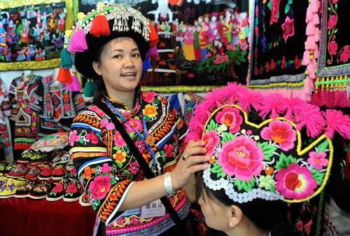 8月31日,彝族工藝師李長(zhǎng)征在介紹她展出的手工藝刺繡品。當(dāng)日,為期5天的2010昆明泛亞國(guó)際民族民間工藝品博覽會(huì)在昆明國(guó)際會(huì)展中心落下帷幕。本屆博覽會(huì)囊括文物藝術(shù)品、民間收藏類(lèi)、雕刻雕塑類(lèi)、編織刺繡類(lèi)、奇石玉器類(lèi)、非物質(zhì)文化遺產(chǎn)等12大門(mén)類(lèi),展覽面積共計(jì)1萬(wàn)平方米,吸引了眾多觀眾。新華社記者 楊宗友 攝
