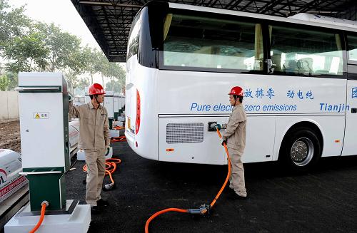 8月31日,充電站工作人員在給大型電動(dòng)客車充電。當(dāng)日,由國(guó)家電網(wǎng)天津電力部門與天津交通部門合作建設(shè)的天津首座電動(dòng)汽車充電站——普濟(jì)河道電動(dòng)汽車充電站正式啟用。據(jù)介紹,普濟(jì)河道電動(dòng)汽車充電站占地面積4000平方米,大型車充電車位12個(gè),中小型充電車位6個(gè),可滿足不同類型充電汽車的充電需求。普濟(jì)河道電動(dòng)汽車充電站將為2010天津夏季達(dá)沃斯論壇50輛純電動(dòng)客車提供充電服務(wù)。今年國(guó)家電網(wǎng)天津電力部門將完成5座電動(dòng)汽車充電站、100個(gè)充電樁的建設(shè)。新華社記者 劉海峰 攝