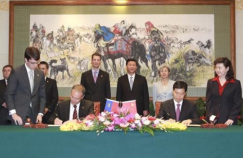 8月30日,中國(guó)國(guó)家副主席習(xí)近平在北京釣魚臺(tái)國(guó)賓館會(huì)見(jiàn)列支敦士登公國(guó)攝政王儲(chǔ)阿洛伊斯和首相屈舍爾。這是會(huì)見(jiàn)后,習(xí)近平與阿洛伊斯出席兩國(guó)政府代表簽署《關(guān)于列支敦士登公國(guó)承認(rèn)中華人民共和國(guó)完全市場(chǎng)經(jīng)濟(jì)地位的諒解備忘錄》的儀式。新華社記者 謝環(huán)馳 攝