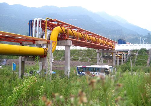 8月31日,一輛汽車從位于四川省達州市宣漢縣普光氣田的川氣東送工程首站輸出管道下經(jīng)過。國家“十一五”重點工程、我國又一條橫貫東西的能源大動脈川氣東送工程已全面建成投產(chǎn)并投入商業(yè)化運行。川氣東送工程于2007年8月31日正式開工建設(shè),總投資626.76億元。川氣東送管道西起四川達州普光氣田,經(jīng)四川、重慶、湖北、江西、安徽、江蘇、浙江、上海8省市,管道干線長1635公里,干支線總長2170公里,設(shè)計年輸凈化天然氣120億立方米。新華社發(fā)(鄧良奎 攝)