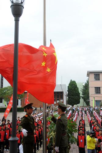 9月1日,在位于蘭州的甘肅省銀行學(xué)校,異地安置的舟曲一中學(xué)生參加開學(xué)升旗儀式。當(dāng)日,舟曲災(zāi)區(qū)3000多名在蘭州、定西兩地異地安置的學(xué)生順利開學(xué)。新華社記者 聶建江 攝