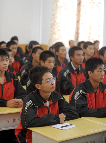 9月1日,在位于蘭州的甘肅省銀行學(xué)校,異地安置的舟曲一中高三學(xué)生在教室觀看央視直播的電視節(jié)目《開學(xué)第一課》。新華社記者 聶建江 攝