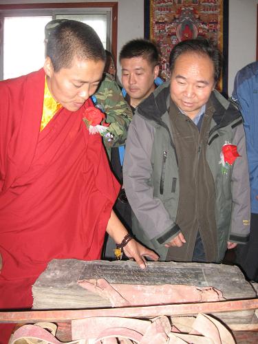 9月1日,東倉(cāng)家族后裔代桑在講解《大藏經(jīng)》。新華社記者 王雁霖 攝