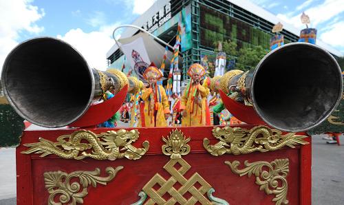 9月1日,來自西藏自治區(qū)的演員在上海世博園寶鋼大舞臺外吹奏法號。新華社記者 藺以光 攝