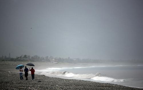 9月1日,3名游客撐著雨傘走在花蓮海岸邊。根據(jù)氣象部門9月1日下午5時發(fā)布的消息,今年第6號熱帶風(fēng)暴“獅子山”的中心可能于2日白天影響廣東汕尾到福建廈門一帶沿海地區(qū),臺灣的臺風(fēng)警報最快可于1日晚解除。受臺風(fēng)影響,臺灣1日降雨主要集中在高雄、屏東、臺東、花蓮等地。新華社記者 費(fèi)茂華 攝