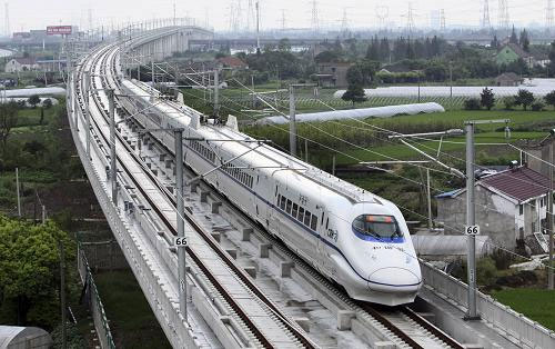 9月1日,滬杭高鐵列車在浙江嘉善境內(nèi)進(jìn)行調(diào)試。當(dāng)日,滬杭高鐵開(kāi)始進(jìn)行全線聯(lián)調(diào)聯(lián)試,調(diào)試最高時(shí)速達(dá)330公里。滬杭高鐵全長(zhǎng)160公里,設(shè)計(jì)時(shí)速為350公里,將于10月正式開(kāi)通運(yùn)營(yíng)。通車后杭州與上海之間38分鐘可直達(dá)。新華社發(fā)(胡凌翔 攝)