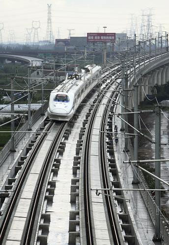 9月1日,滬杭高鐵列車在浙江嘉善境內(nèi)進(jìn)行調(diào)試。當(dāng)日,滬杭高鐵開(kāi)始進(jìn)行全線聯(lián)調(diào)聯(lián)試,調(diào)試最高時(shí)速達(dá)330公里。滬杭高鐵全長(zhǎng)160公里,設(shè)計(jì)時(shí)速為350公里,將于10月正式開(kāi)通運(yùn)營(yíng)。通車后杭州與上海之間38分鐘可直達(dá)。新華社發(fā)(胡凌翔 攝)