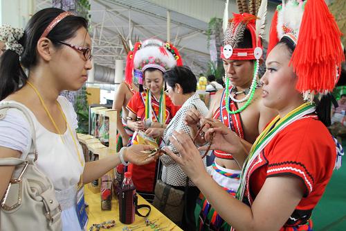 9月1日,在山東濰坊舉行的魯臺經(jīng)貿(mào)洽談會上,身著節(jié)日盛裝的臺灣花蓮縣客商向參觀者介紹當?shù)毓に嚻?。當日,為?天的第十六屆魯臺經(jīng)貿(mào)洽談會在山東省濰坊市開幕,吸引了千余名臺商前來洽談業(yè)務、尋求合作伙伴。據(jù)悉,本屆經(jīng)貿(mào)洽談會將圍繞新能源、新材料、新醫(yī)藥、新信息和特色海洋、文化創(chuàng)意等產(chǎn)業(yè)領域,開展兩岸經(jīng)貿(mào)推介和洽談活動。新華社發(fā)(孫樹寶 攝)