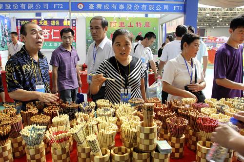 9月1日,在山東濰坊舉行的魯臺經(jīng)貿(mào)洽談會上,參觀者在觀看臺灣阿里山的竹制品。新華社發(fā)(孫樹寶 攝)