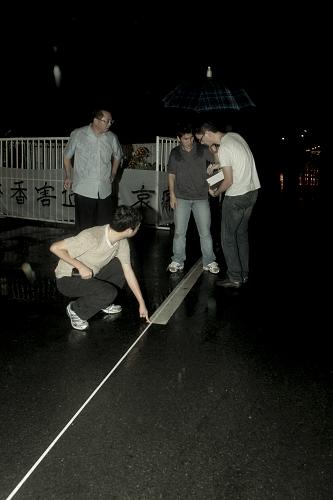 9月1日,在菲律賓首都馬尼拉,香港調(diào)查組工作人員在客車劫持現(xiàn)場勘驗取證。8月23日,一輛載有21名香港游客的觀光大客車在馬尼拉被一名遭解雇菲律賓警察劫持。菲警方當(dāng)晚實施解救行動,擊斃劫匪。香港游客在這一事件中有8人遇難、2人重傷、5人輕傷。新華社發(fā)(法布里加爾攝)