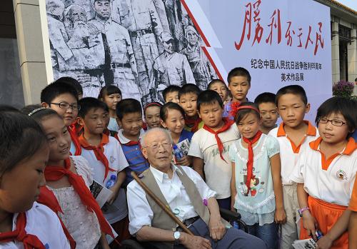 9月1日,參觀展覽的小學(xué)生們?cè)陂_幕式結(jié)束后與98歲高齡的著名畫家力群合影。當(dāng)日,由文化部主辦、中國(guó)美術(shù)館承辦的“勝利屬于人民——紀(jì)念中國(guó)人民抗日戰(zhàn)爭(zhēng)勝利65周年美術(shù)作品展”在北京中國(guó)美術(shù)館開幕。本次展覽共展出中國(guó)美術(shù)館館藏抗戰(zhàn)主題美術(shù)作品以及其他藝術(shù)機(jī)構(gòu)收藏的重要作品80余件,包括中國(guó)畫、油畫、版畫和雕塑等藝術(shù)品類。新華社記者 魯鵬 攝