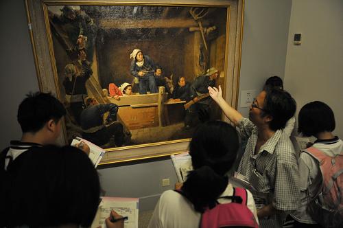 9月1日,北京165中學(xué)的師生在參觀展出作品《地道戰(zhàn)》。新華社記者 魯鵬 攝
