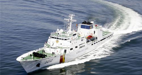 這是韓國海洋警察廳3000噸級的一艘警務(wù)艇資料照片。9月2日,韓國海洋警察廳派遣3000噸級的一艘警務(wù)艇前往中國漁船沉沒地點進(jìn)行搜救。9月1日,一艘中國漁船在黃海上被韓國貨輪撞沉,船上人員全部落水失蹤。韓國海洋警察廳根據(jù)出事地點的漂浮物判斷,被撞沉的漁船是一艘中國漁船,但船名和船員數(shù)量目前仍不清楚。韓國海警1日下午派遣3000噸級的3005號警務(wù)艇趕往出事海域,與直升機(jī)和肇事貨輪一起搜救。但由于受臺風(fēng)影響,3005號警務(wù)艇當(dāng)晚返航避風(fēng)。新華社發(fā)