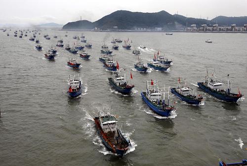 9月2日,漁船在浙江舟山普陀區(qū)朱尖大橋附近海面上揚(yáng)帆出海。隨著今年第7號(hào)臺(tái)風(fēng)“圓規(guī)”的離去,浙江省舟山市的2000多艘燈圍船、拖蝦漁船開(kāi)始揚(yáng)帆出海,恢復(fù)生產(chǎn)。新華社發(fā)(胡社友 攝)