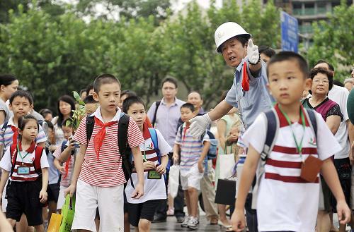 9月2日早晨,上海市靜安區(qū)第一師范學(xué)校附屬小學(xué)的校園保安在校門口負(fù)責(zé)學(xué)生安全到校。新學(xué)年伊始,上海全面實(shí)施 《上海市中小學(xué)幼兒園安保服務(wù)管理規(guī)定》,進(jìn)一步強(qiáng)化校園安保工作。規(guī)定包括全市中小學(xué)全面安裝紅外線報(bào)警器、視頻監(jiān)控探頭、緊急報(bào)警器等安保設(shè)備;白天學(xué)生在校期間校園門崗至少需要兩名專業(yè)保安員在崗執(zhí)勤;在上學(xué)和放學(xué)的時(shí)候,還有民警前來(lái)護(hù)校等。新華社記者 劉穎 攝