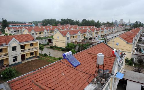 這是為塌陷區(qū)農(nóng)民剛剛建成并投入使用的新農(nóng)村家園(9月2日攝)。安徽省鳳臺縣新集鎮(zhèn)羅楊村地處新集煤礦塌陷區(qū),近千戶農(nóng)民生產(chǎn)生活受到嚴(yán)重影響。當(dāng)?shù)卣疄橥咨瓢仓盟輩^(qū)居民,規(guī)劃新建了公共生活配套設(shè)施完善的新農(nóng)村家園,使農(nóng)民的生活條件達(dá)到新農(nóng)村的建設(shè)標(biāo)準(zhǔn)。目前,全村已經(jīng)有340多戶農(nóng)民喜遷新居。新華社記者 王雷 攝