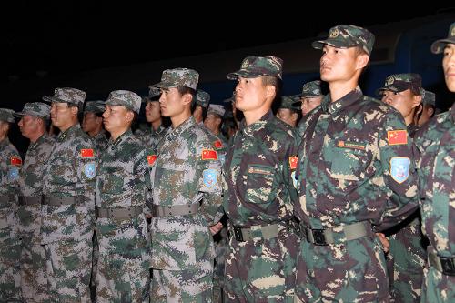 9月7日,“和平使命-2010”上海合作組織成員國武裝力量聯(lián)合反恐軍事演習(xí)中方參演部隊第一梯隊官兵在哈薩克斯坦南部演習(xí)地域附近的奧塔爾車站站臺上列隊。當(dāng)日凌晨,“和平使命-2010”聯(lián)合軍演中方參演部隊第一梯隊安全準(zhǔn)時抵達(dá)哈薩克斯坦境內(nèi)演習(xí)地域。新華社記者 王建民 攝