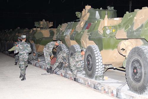 9月7日,“和平使命-2010”上海合作組織成員國武裝力量聯(lián)合反恐軍事演習(xí)中方參演部隊第一梯隊官兵抵達(dá)哈薩克斯坦南部演習(xí)地域附近后準(zhǔn)備卸載裝備。新華社記者 王建民 攝