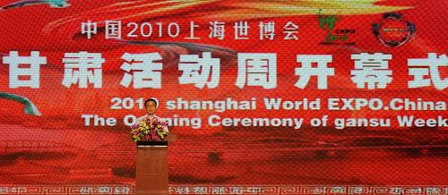9月11日,上海市市長韓正在上海世博會甘肅活動(dòng)周的開幕式上致辭。當(dāng)日,上海世博會甘肅活動(dòng)周拉開了序幕。以“敦煌、絲路、多民族”為主題的本次活動(dòng)周將從9月11日持續(xù)至15日,300多名來自甘肅的演員將分時(shí)段在世博園區(qū)進(jìn)行花車巡游、廣場表演、大型原生態(tài)鄉(xiāng)土歌舞展示劇、非物質(zhì)文化遺產(chǎn)展示等多項(xiàng)展演活動(dòng),以此展現(xiàn)甘肅省絢麗的民族風(fēng)情和豐富多彩的民族民間文化。新華社記者 藺以光 攝