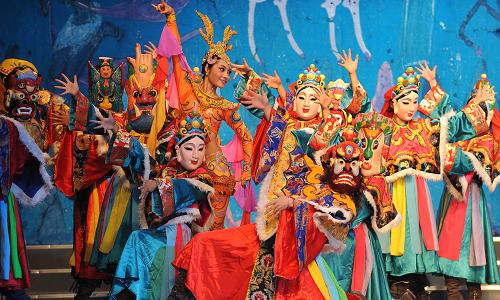 9月11日,來自甘肅的演員在上海世博會甘肅活動(dòng)周上表演特色舞蹈。新華社記者 藺以光 攝