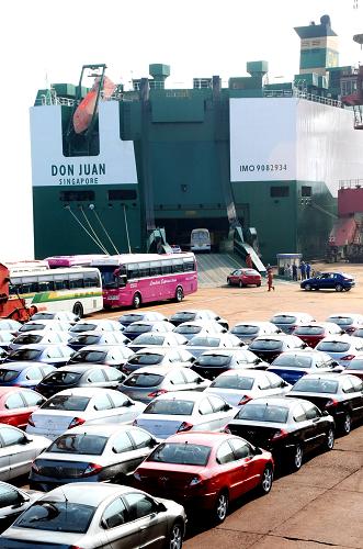 9月17日,大批國產(chǎn)轎車、吉普車在江蘇連云港港口碼頭,等待裝船出口至俄羅斯。據(jù)悉,這批從連云港港口裝船出口俄羅斯的奇瑞轎車和吉普車,共計880余輛。近年來,連云港港口積極打造出口車輛服務(wù)品牌,在通關(guān)、檢驗等環(huán)節(jié)上積極協(xié)調(diào),縮短貨物集港時間,為客戶降低物流成本,出口車輛數(shù)量持續(xù)增長。新華社發(fā)(王春 攝)